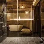 - The Peak Domek alpejski